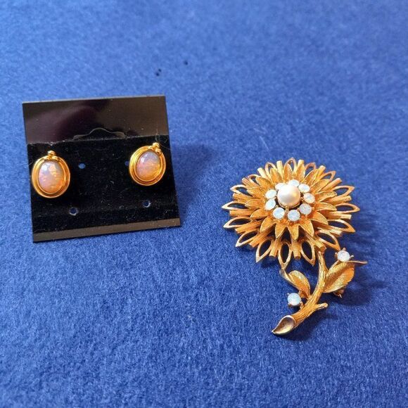 Vintage Sunflower Oplescent Gold tone Faux Pearl Brooch & Earrings Cottagecore - Picture 1 of 4